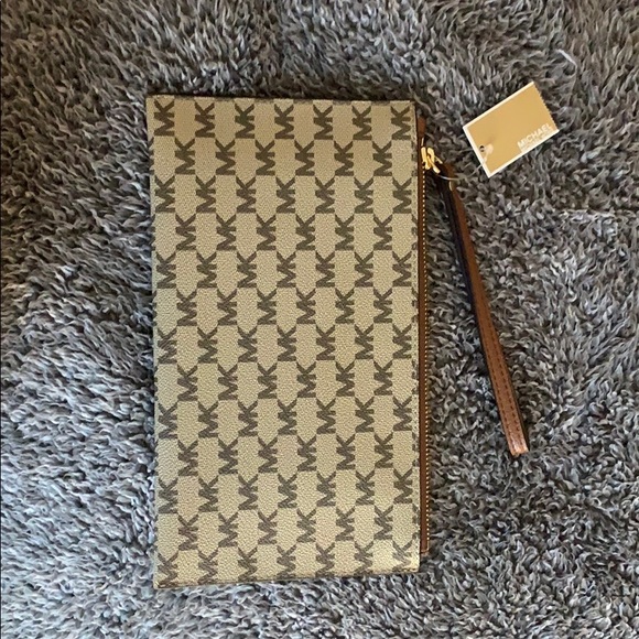 Michael Kors Lg Zip Clutch Wristlet - Picture 2 of 2